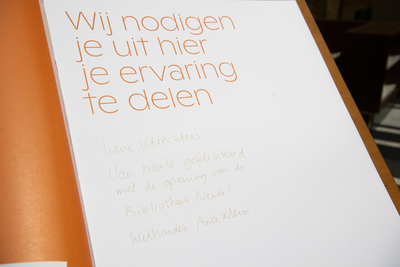 911029 Afbeelding van het gastenboek met een notitie van Wethouder Anke Klein van de Bibliotheek Neude (Neude 11) te ...